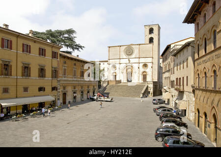 Immagine della Piazza del Popolo e il Duomo di Santa Maria Annunziata di Todi in Umbria, Italia. Der Piazza del Popolo und der Der Duomo Santa Maria Ann Foto Stock