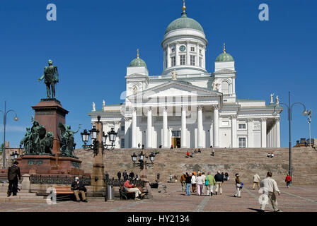 Immagine del Dom di Helsinki e la statua di Alessandro II di fronte al Dom di Helsinki, Finlandia. Foto Stock