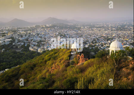 Vista guardando verso il basso sulla città di Udaipur da Deen Dayal Park Foto Stock