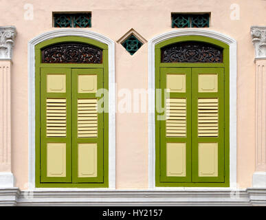 Dettaglio immagine di due decorativo colorato art deco windows, Singapore. Foto Stock