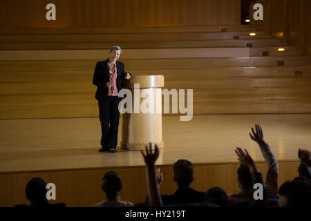 I dirigenti aziendali partecipando attivamente al centro congressi Foto Stock