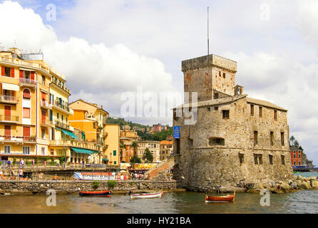 L' antico Castello di Rapallo in Liguria, a nord-ovest dell'Italia. Esso fu costruito da Antonio Carabo 1551 su di una piccola penisola di fronte alla città vecchia di prot Foto Stock