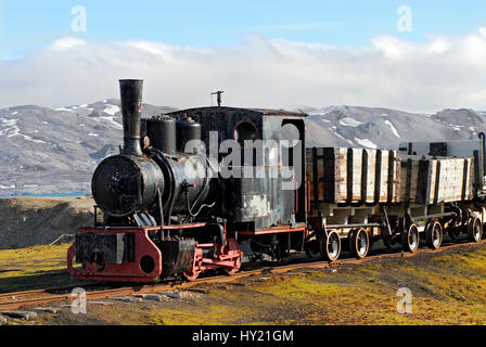 Lo stock foto mostra la miniera aboundoned treno sul display in remoto villaggio di Ny Alesund in Spitzbergen che appartiene alla Norvegia. Questa linea ferroviaria wa Foto Stock
