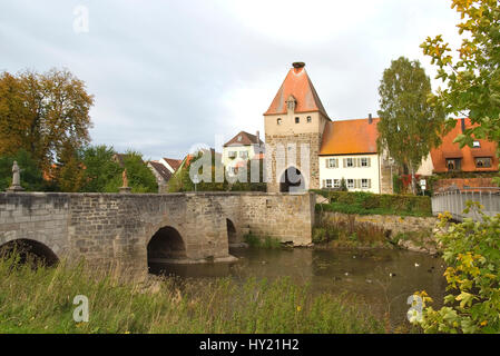 Blick auf die mittelalterliche BrÃ¼cke am Ortseingang von Herrieden a Baden Wuertemberg. Immagine del ponte tradizionale all ingresso del paese della sua Foto Stock