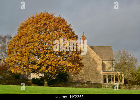Una giornata autunnale in un villaggio di Cotswolds, Inghilterra Foto Stock