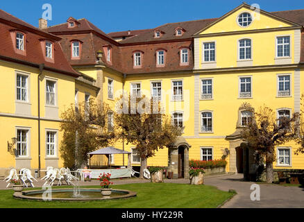 Vista attraverso l'entrata di Schloss Kirchberg in Baden Wuertemberg nella Germania meridionale. Blick in den Innnenhof des ehemaligen Residenzschlosses der Foto Stock