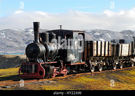 Lo stock foto mostra la miniera aboundoned treno sul display in remoto villaggio di Ny Alesund in Spitzbergen che appartiene alla Norvegia. Questa linea ferroviaria wa Foto Stock