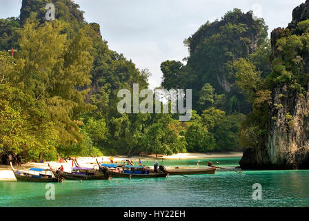 Foto di stock di un Thai imbarcazioni turistiche presso la spiaggia di Hong Island in tha Mare delle Andamane vicino a Krabi. L'immagine è stata presa sulla mattina di sole. Foto Stock