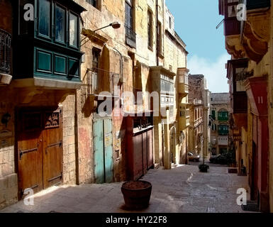 Immagine di una stretta scalinata al vecchio quartiere di La Valletta a Malta. Foto Stock