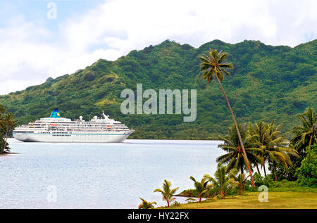 Questo stock foto mostra la nave da crociera Amadea ancorato nel porto di Huahine in Polinesia francese. L'immagine è stata presa su un leggermente overcasted mornin Foto Stock