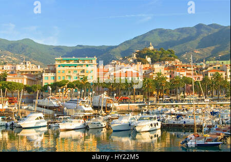 Vista sul porto di San Remo presso la costa ligure, a nord-ovest dell'Italia. Blick Ã¼ber den Hafen von San Remo an der ligurischen KÃ¼ste, Nordwestitali Foto Stock