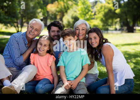 Ritratto di multi generazione famiglia seduto in posizione di parcheggio Foto Stock