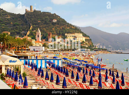 Vista sulla spiaggia di Noli presso la costa ligure, a nord-ovest dell'Italia. Blick Ã¼ber den Strand von Noli an der ligurischen KÃ¼ste, Nordwestitalien. Foto Stock