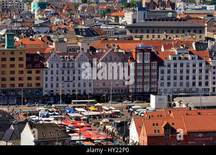 In questa immagine puoi vedere il porto e le case storiche della città vecchia di Bergen, nella seconda città più grande della Norvegia vista dal Monte Floien Foto Stock