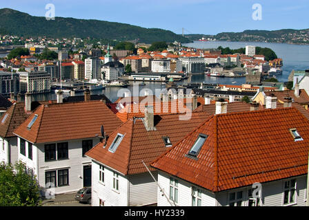 In questa immagine puoi vedere il porto e le case storiche della città vecchia di Bergen, nella seconda città più grande della Norvegia vista dal Monte Floien Foto Stock