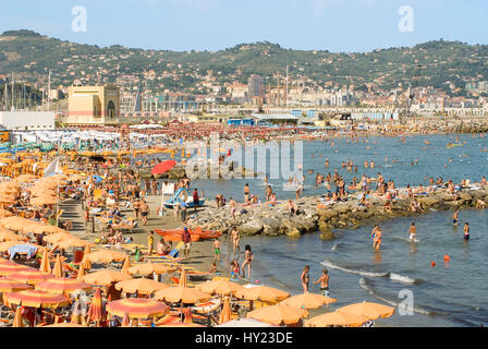 Vista sulla spiaggia affollata di Imperia presso la costa ligure, a nord-ovest dell'Italia. Blick Ã¼ber den ueberfuellten Strand des Porto Maurizio distretti von Foto Stock