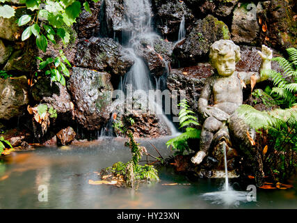 Questo stock foto mostra una romantica fontana al famoso Monte giardino del palazzo a Funchal in Madeira, Portogallo. Foto Stock