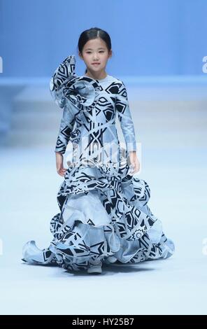 Beijing, Pechino, Cina. 30 Mar, 2017. Le creazioni di Vicky'Z vengono rilasciate in Cina Fashion Week 2017 a Pechino, Marzo 30th, 2017. Credito: SIPA Asia/ZUMA filo/Alamy Live News Foto Stock