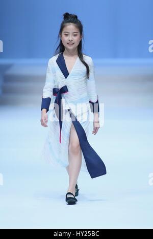 Beijing, Pechino, Cina. 30 Mar, 2017. Le creazioni di Vicky'Z vengono rilasciate in Cina Fashion Week 2017 a Pechino, Marzo 30th, 2017. Credito: SIPA Asia/ZUMA filo/Alamy Live News Foto Stock