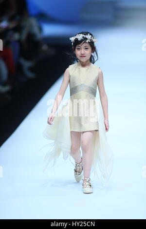 Beijing, Pechino, Cina. 30 Mar, 2017. Le creazioni di Vicky'Z vengono rilasciate in Cina Fashion Week 2017 a Pechino, Marzo 30th, 2017. Credito: SIPA Asia/ZUMA filo/Alamy Live News Foto Stock