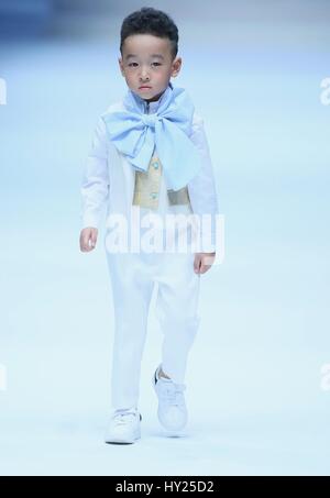 Beijing, Pechino, Cina. 30 Mar, 2017. Le creazioni di Vicky'Z vengono rilasciate in Cina Fashion Week 2017 a Pechino, Marzo 30th, 2017. Credito: SIPA Asia/ZUMA filo/Alamy Live News Foto Stock