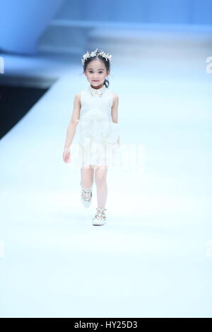 Beijing, Pechino, Cina. 30 Mar, 2017. Le creazioni di Vicky'Z vengono rilasciate in Cina Fashion Week 2017 a Pechino, Marzo 30th, 2017. Credito: SIPA Asia/ZUMA filo/Alamy Live News Foto Stock