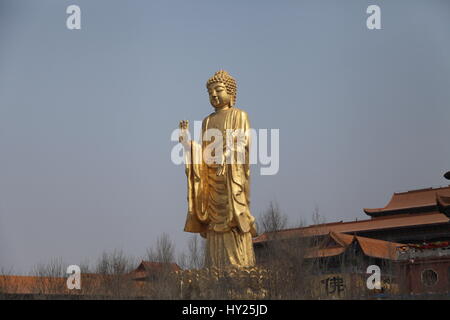 Urumqi, Urumqi, Cina. 26 Mar, 2017. Urumqi, CINA-marzo 26 2017: (solo uso editoriale. Cina OUT).La 40-metro-tall Buddha è situato in Urumqi, a nord-ovest della Cina di Xinjiang Uygur Regione autonoma, Marzo 26th, 2017. Credito: SIPA Asia/ZUMA filo/Alamy Live News Foto Stock