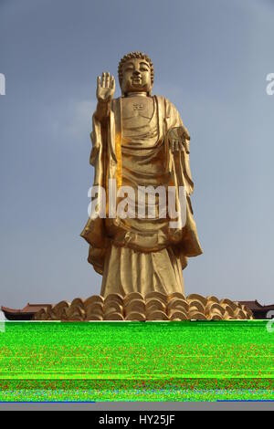 Urumqi, Urumqi, Cina. 26 Mar, 2017. Urumqi, CINA-marzo 26 2017: (solo uso editoriale. Cina OUT).La 40-metro-tall Buddha è situato in Urumqi, a nord-ovest della Cina di Xinjiang Uygur Regione autonoma, Marzo 26th, 2017. Credito: SIPA Asia/ZUMA filo/Alamy Live News Foto Stock