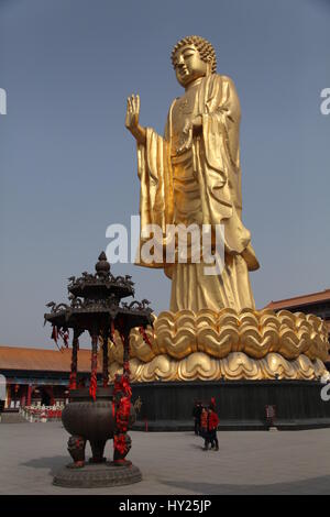 Urumqi, Urumqi, Cina. 26 Mar, 2017. Urumqi, CINA-marzo 26 2017: (solo uso editoriale. Cina OUT).La 40-metro-tall Buddha è situato in Urumqi, a nord-ovest della Cina di Xinjiang Uygur Regione autonoma, Marzo 26th, 2017. Credito: SIPA Asia/ZUMA filo/Alamy Live News Foto Stock