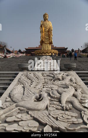 Urumqi, Urumqi, Cina. 26 Mar, 2017. Urumqi, CINA-marzo 26 2017: (solo uso editoriale. Cina OUT).La 40-metro-tall Buddha è situato in Urumqi, a nord-ovest della Cina di Xinjiang Uygur Regione autonoma, Marzo 26th, 2017. Credito: SIPA Asia/ZUMA filo/Alamy Live News Foto Stock