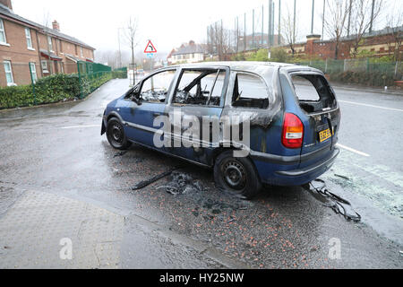 Belfast, Irlanda. Il 31 marzo 2017. Rubato bruciato auto accanto a Belfast la pace a parete, Joyriders Credito: Anthony Lynn/Alamy Live News Foto Stock