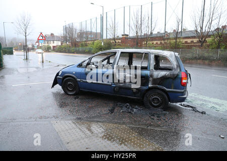 Belfast, Irlanda. Il 31 marzo 2017. Rubato bruciato auto accanto a Belfast la pace a parete, Joyriders Credito: Anthony Lynn/Alamy Live News Foto Stock