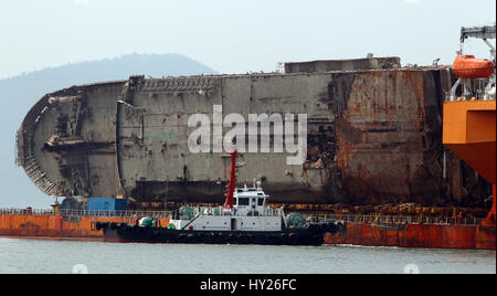 Mokpo, Corea del Sud. Il 31 marzo 2017. I resti di sunken sud coreano traghetto passeggeri Sewol arriva ad una porta a Mokpo, a circa 90 km dall'Isola Jindo, Corea del Sud, il 31 marzo 2017. Il 6,825-ton traghetto passeggeri Sewol capovolto e affondata nelle acque di Jindo isola il 16 aprile 2014. È costato la vita a 304 persone, per la maggior parte ad alta scuola gli studenti in gita scolastica. Credito: Yao Qilin/Xinhua/Alamy Live News Foto Stock