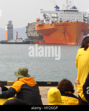 Mokpo, Corea del Sud. Il 31 marzo 2017. I parenti dei sunken sud coreano traghetto passeggeri Sewol attendere l'arrivo dei resti del Sewol presso un porto in Mokpo, a circa 90 km dall'Isola Jindo, Corea del Sud, il 31 marzo 2017. Il 6,825-ton traghetto passeggeri Sewol capovolto e affondata nelle acque di Jindo isola il 16 aprile 2014. Credito: Yao Qilin/Xinhua/Alamy Live News Foto Stock