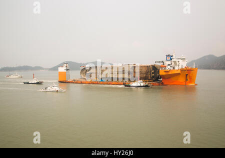 Mokpo, Corea del Sud. Il 31 marzo 2017. La Corea del Sud della Guardia costiera navi escort semi-sommergibile nave Dockwise Marlin bianco portante traghetto Sewol en route a Mokpo Nuova porta in Mokpo, circa 311 km (193 miglia) a sud di Seul, Corea del Sud. Il Traghetto Sewol navigato nel porto di venerdì, circa tre anni dopo affondò lungo la Corea del sud della costa sudoccidentale vicino Jindo il 16 aprile 2014 durante un viaggio da Incheon a Jeju. Il Traghetto trasportava 475 equipaggio e passeggeri, prevalentemente di alta scuola gli studenti in gita scolastica. Credito: Aflo Co. Ltd./Alamy Live News Foto Stock