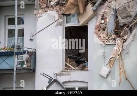 Dortmund, Germania. 31 Mar, 2017. Il danno causato da una esplosione in una proprietà residenziali a Dortmund, Germania, 31 marzo 2017. Un residente è stato ferito in base ad una dichiarazione di polizia. Le cause dell'esplosione rimane indeterminato. Foto: Bernd Thissen/dpa/Alamy Live News Foto Stock