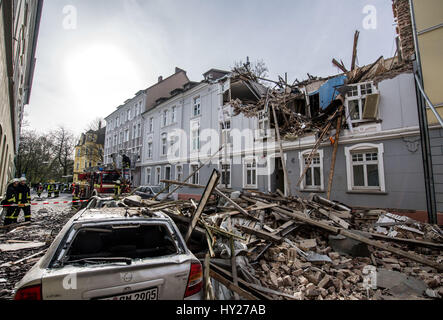 Dortmund, Germania. 31 Mar, 2017. Il danno causato da una esplosione in una proprietà residenziali a Dortmund, Germania, 31 marzo 2017. Un residente è stato ferito in base ad una dichiarazione di polizia. Le cause dell'esplosione rimane indeterminato. Foto: Bernd Thissen/dpa/Alamy Live News Foto Stock