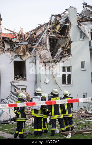 Dortmund, Germania. 31 Mar, 2017. Vigili del fuoco ispezionare il danno causato da una esplosione in una proprietà residenziali a Dortmund, Germania, 31 marzo 2017. Un residente è stato ferito in base ad una dichiarazione di polizia. Le cause dell'esplosione rimane indeterminato. Foto: Bernd Thissen/dpa/Alamy Live News Foto Stock