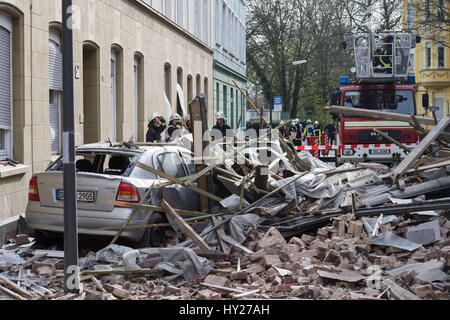 Dortmund, Germania. 31 Mar, 2017. I detriti copre una strada dopo un esplosione in una proprietà residenziali a Dortmund, Germania, 31 marzo 2017. Un residente è stato ferito in base ad una dichiarazione di polizia. Le cause dell'esplosione rimane indeterminato. Foto: Bernd Thissen/dpa/Alamy Live News Foto Stock