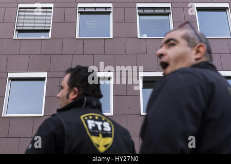 Berlin, Berlin, Germania. 31 Mar, 2017. I dipendenti della società di sicurezza a tempo pieno Service GmbH dimostrare di fronte al Landesamt fÃ¼r FlÃ¼chtlingsangelegenheiten (LAF) per il pagamento di arretrati di retribuzione da 3 mesi. I dipendenti sono, tra gli altri oggetti, responsabile per la sicurezza nei campi profughi alloggio in Berlino. [Tedesco: BeschÃ¤ftigte des Sicherheitsunternehmens Full Time Service GmbH demonstrieren vor dem Landesamt fÃ¼r FlÃ¼chtlingsangelegenheiten (LAF) fÃ¼r die Auszahlung von LohnrÃ¼ckstÃ¤nden aus 3 Monaten. Die BeschÃ¤ftigten fÃ¼r sind die Sicherheit unter anderem un Berliner FlÃ Foto Stock