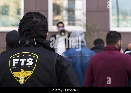 Berlin, Berlin, Germania. 31 Mar, 2017. I dipendenti della società di sicurezza a tempo pieno Service GmbH dimostrare di fronte al Landesamt fÃ¼r FlÃ¼chtlingsangelegenheiten (LAF) per il pagamento di arretrati di retribuzione da 3 mesi. I dipendenti sono, tra gli altri oggetti, responsabile per la sicurezza nei campi profughi alloggio in Berlino. [Tedesco: BeschÃ¤ftigte des Sicherheitsunternehmens Full Time Service GmbH demonstrieren vor dem Landesamt fÃ¼r FlÃ¼chtlingsangelegenheiten (LAF) fÃ¼r die Auszahlung von LohnrÃ¼ckstÃ¤nden aus 3 Monaten. Die BeschÃ¤ftigten fÃ¼r sind die Sicherheit unter anderem un Berliner FlÃ Foto Stock