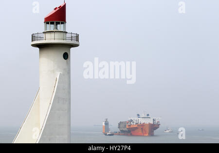 Mokpo, Corea del Sud. Il 31 marzo 2017. La Corea del Sud della Guardia costiera navi escort semi-sommergibile nave Dockwise Marlin bianco portante traghetto Sewol en route a Mokpo Nuova porta in Mokpo, circa 311 km (193 miglia) a sud di Seul, Corea del Sud. Il Traghetto Sewol navigato nel porto di venerdì, circa tre anni dopo affondò lungo la Corea del sud della costa sudoccidentale vicino Jindo il 16 aprile 2014 durante un viaggio da Incheon a Jeju. Il Traghetto trasportava 475 equipaggio e passeggeri, prevalentemente di alta scuola gli studenti in gita scolastica. b Credito: Aflo Co. Ltd./Alamy Live News Foto Stock