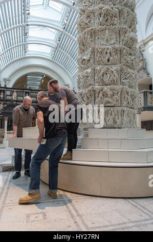 V&A, Londra, Regno Unito. Il 31 marzo 2017. Porcellana monumentali sculture dell'artista inglese Rachel Kneebone installato tra i capolavori di V&A la collezione di sculture all'interno della medievale e rinascimentale, gallerie d'arte. Credito: Malcolm Park editoriale/Alamy Live News. Foto Stock