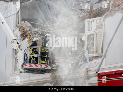 Dortmund, Germania. 31 Mar, 2017. I vigili del fuoco nel cestello di una piattaforma girevole scaletta ispeziona i danni causati da un'esplosione in una proprietà residenziali a Dortmund, Germania, 31 marzo 2017. Un residente è stato ferito in base ad una dichiarazione di polizia. Le cause dell'esplosione rimane indeterminato. Foto: Bernd Thissen/dpa/Alamy Live News Foto Stock