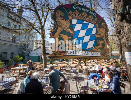 Un segno con la bavarese stemma e le parole "tammtisch - Mir san Mir!" ("FREQUENTATORI' tavolo - siamo siamo!") si blocca su un giardino della birra di Monaco di Baviera, Germania, 31 marzo 2017. Foto: Peter Kneffel/dpa Foto Stock