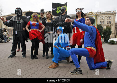 Kiev, Ucraina. 31 Mar, 2017. Gli ucraini vestito in abiti del filmato pongono degli eroi, durante il super eroe giorno riunione sul Khreshchatyk Street a Kiev in Ucraina, il 31 marzo 2017. Credito: Serg Glovny/ZUMA filo/Alamy Live News Foto Stock