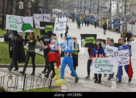 Kiev, Ucraina. 31 Mar, 2017. Gli ucraini vestito in abiti del filmato eroi portano cartelloni con divertenti iscrizioni, durante il super eroe giorno riunione sul Khreshchatyk Street a Kiev in Ucraina, il 31 marzo 2017 Credit: Serg Glovny/ZUMA filo/Alamy Live News Foto Stock