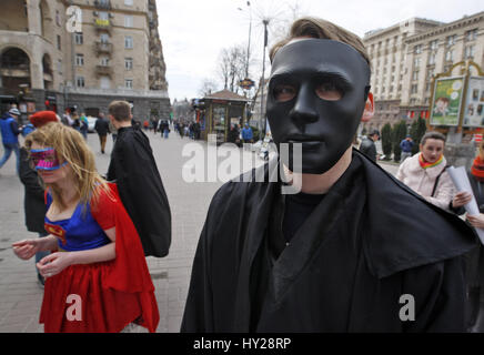 Kiev, Ucraina. 31 Mar, 2017. Gli ucraini vestito in abiti del filmato pongono degli eroi, durante il super eroe giorno riunione sul Khreshchatyk Street a Kiev in Ucraina, il 31 marzo 2017. Credito: Serg Glovny/ZUMA filo/Alamy Live News Foto Stock