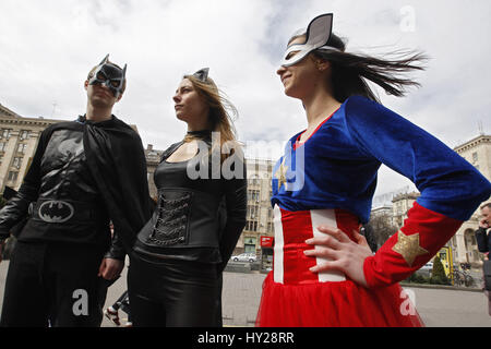 Kiev, Ucraina. 31 Mar, 2017. Gli ucraini vestito in abiti del filmato pongono degli eroi, durante il super eroe giorno riunione sul Khreshchatyk Street a Kiev in Ucraina, il 31 marzo 2017. Credito: Serg Glovny/ZUMA filo/Alamy Live News Foto Stock