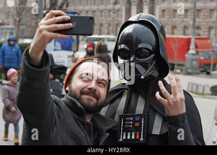 Kiev, Ucraina. 31 Mar, 2017. Un uomo prende un selfie con un uomo vestito come Darth Vader, durante il super eroe giorno riunione sul Khreshchatyk Street a Kiev in Ucraina, il 31 marzo 2017. Credito: Serg Glovny/ZUMA filo/Alamy Live News Foto Stock